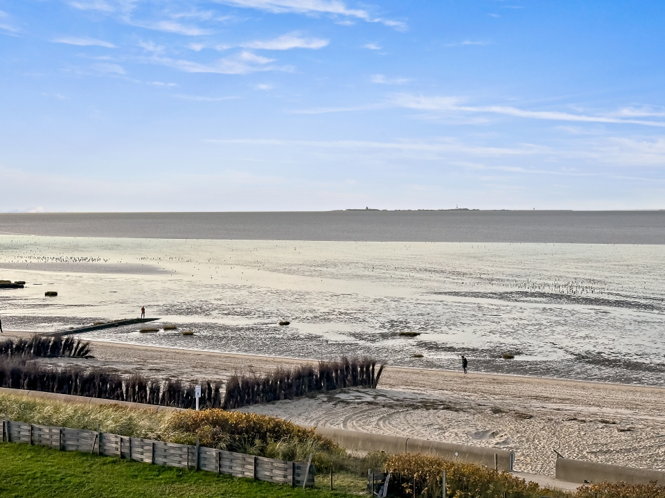 Der Meerblick vom Strand, über das Wattenmeer bis zur Insel Neuwerk